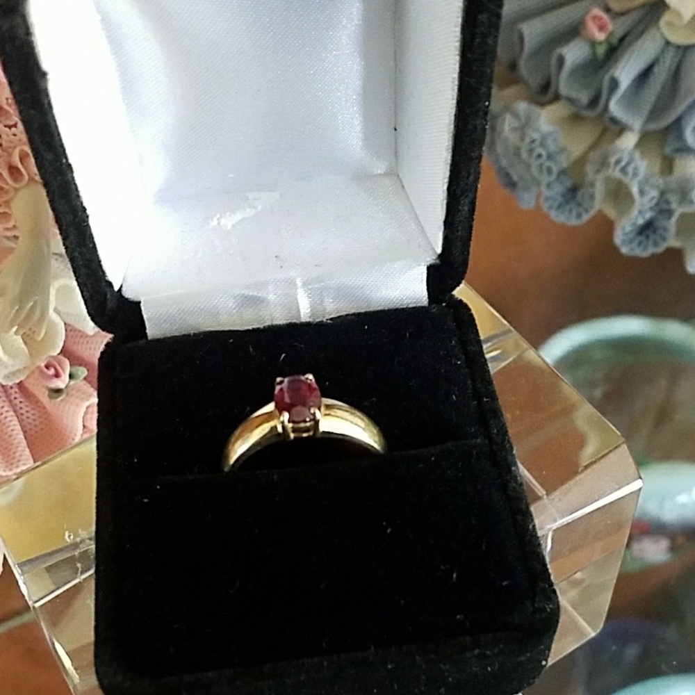 10k gold rasberry garnet ring